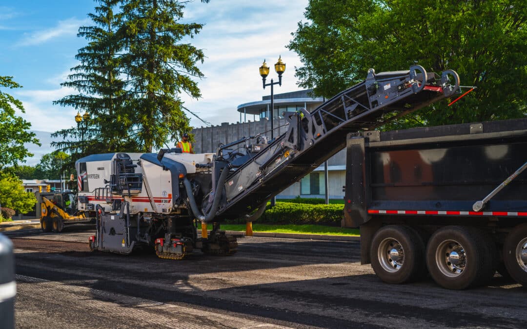 How does an asphalt milling machine work?